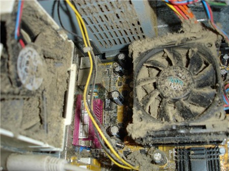 Vệ sinh máy tính để bàn quá bẩn làm máy chạy chậm treo đơ có thể làm mốc main